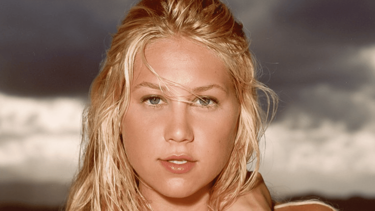Anna Kournikova's White Swimsuit Photo Ignites Fan Frenzy