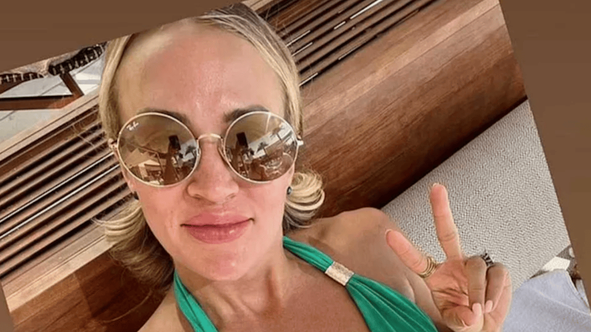 At 43, Carrie Underwood Sizzles in Green Swimsuit Photo, Fans Go Wild