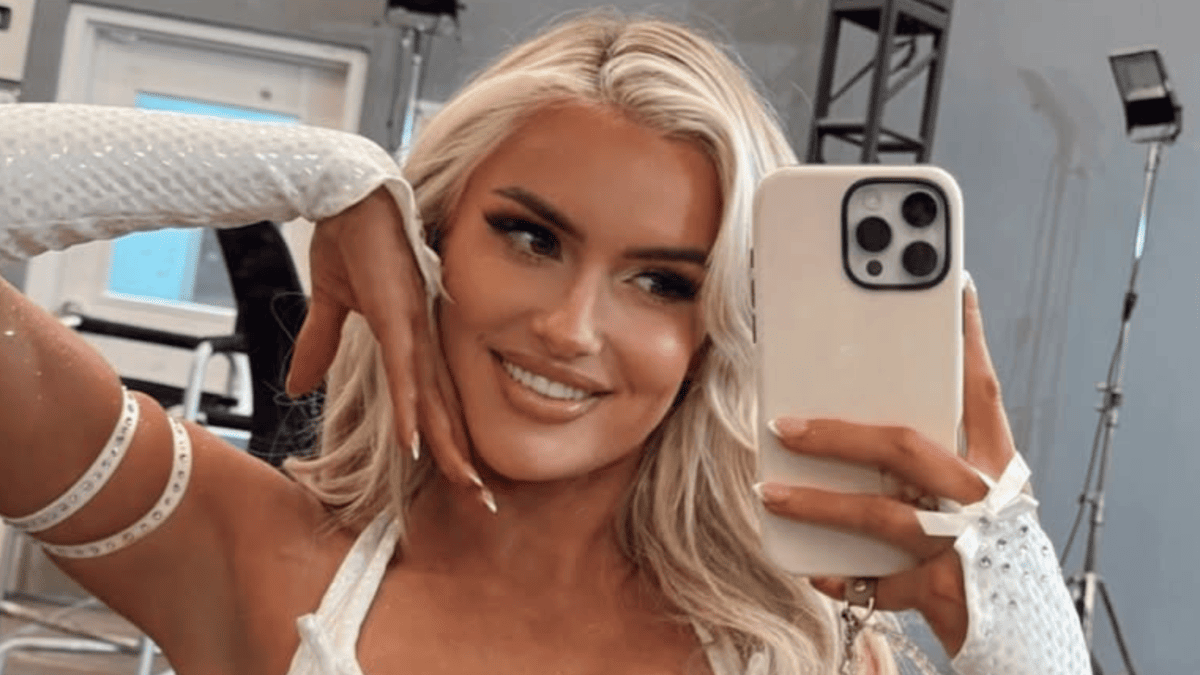 Blake Monroe's Gym Selfie Has WWE Universe Buzzing