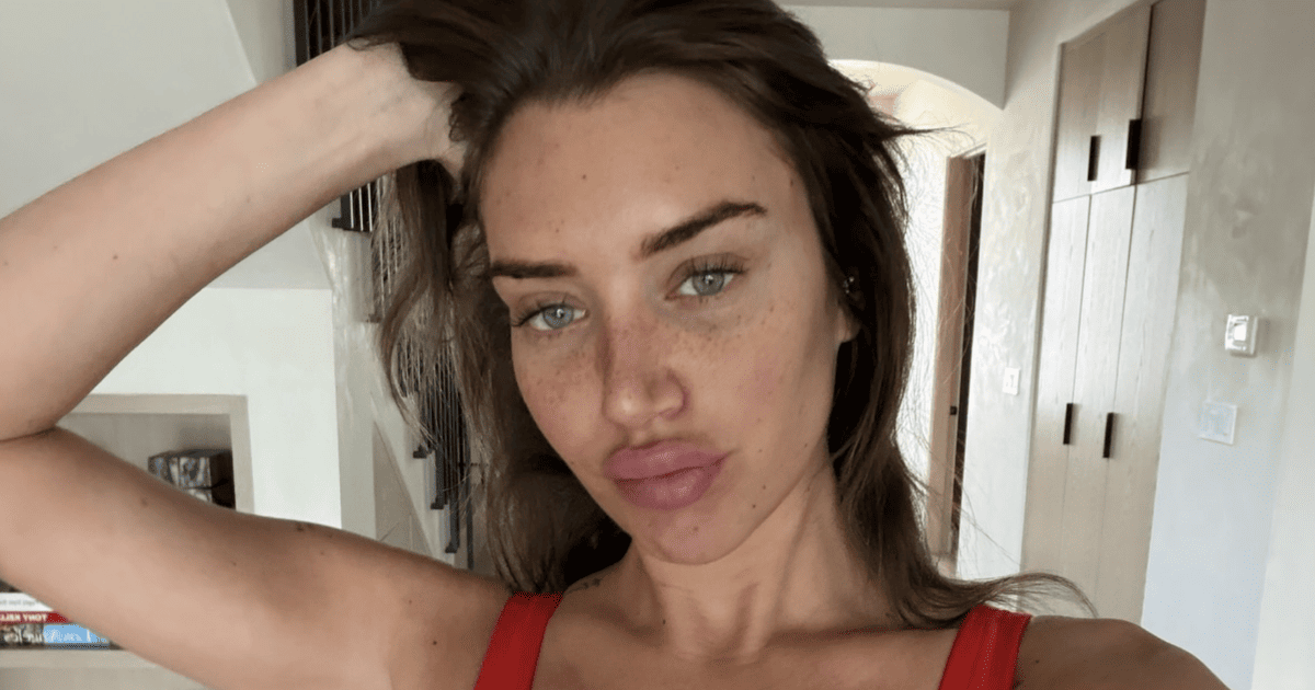 Burrow's Pink Swimsuit Photo Frenzy: Model Anastasia Karanikolaou Stuns Fans