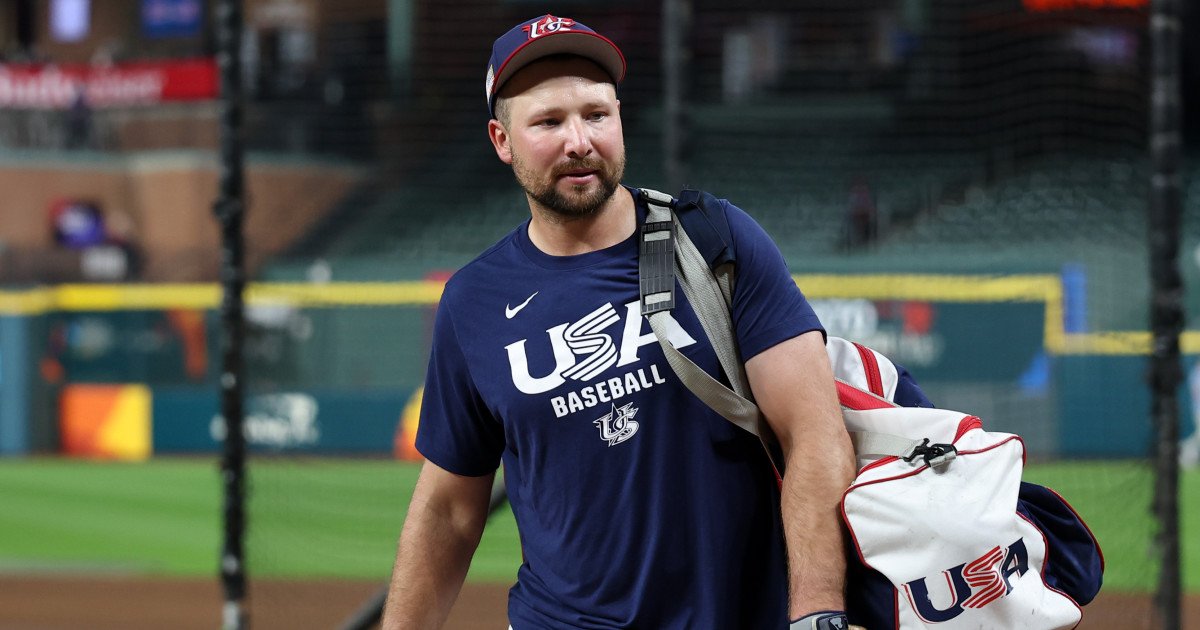 Cal Raleigh's WBC 'Cold Shoulder' Sparks Fan Fury and Clubhouse Concerns