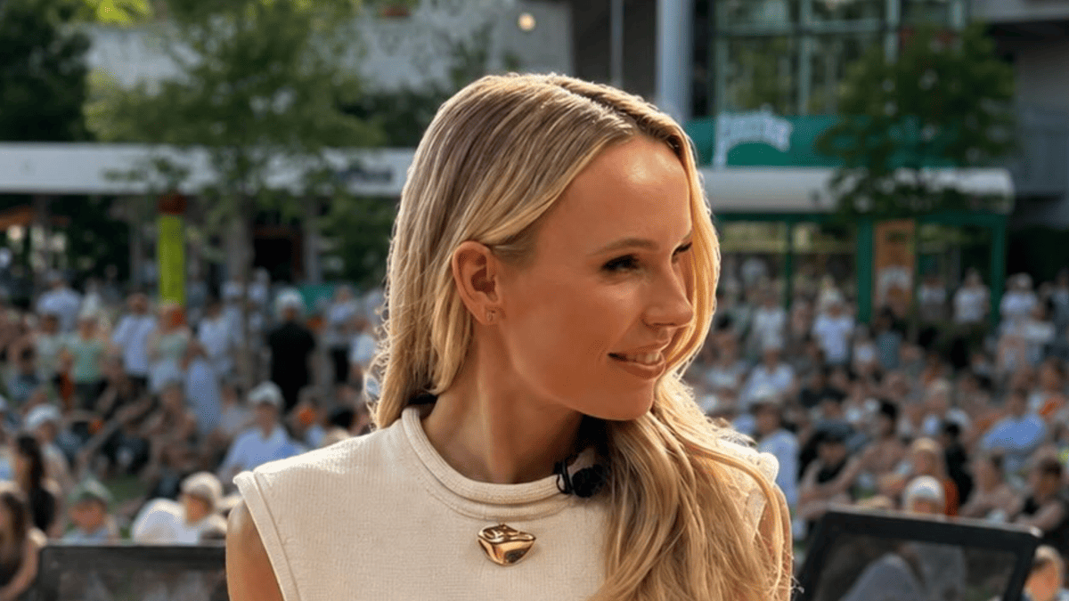 Caroline Wozniacki Shines as Broadcaster at French Open, Draws Style Praise from Serena Williams