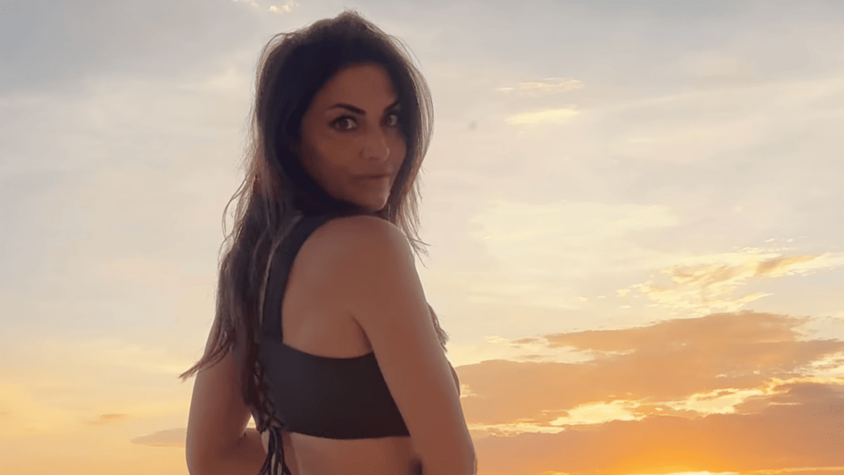 CBS Sideline Reporter Jenny Dell Sparks Meltdown With Stunning Vacation Photo