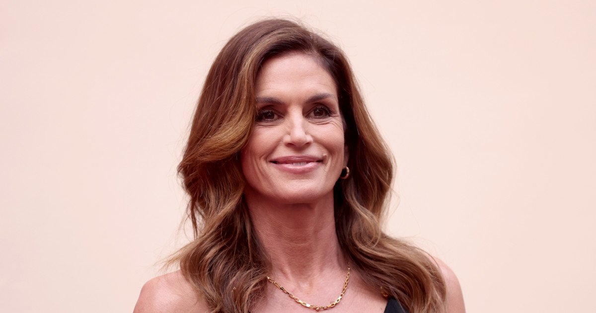 Cindy Crawford, 60, Stuns in Denim, Proving Timeless Style Knows No Age