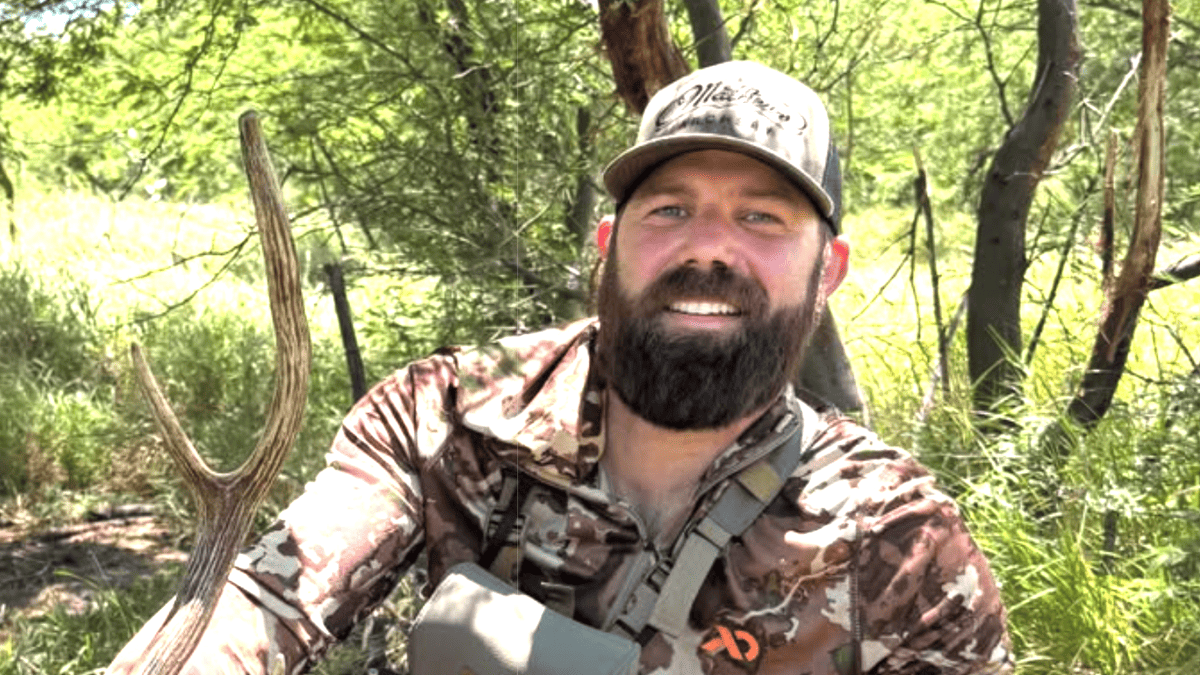 Country Star Jordan Davis Under Fire for 'Trophy Hunting' Snapshots in Hawaii