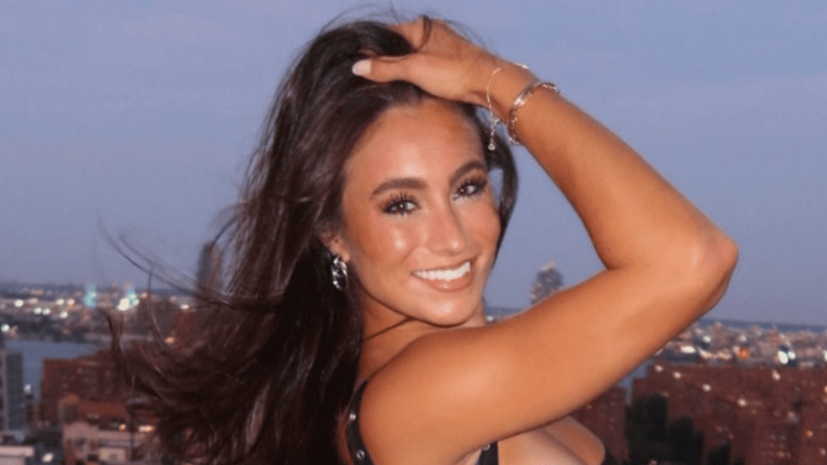 Cowboys Cheerleader Dating Eagles Star Turns Heads with All-Black NYC Look