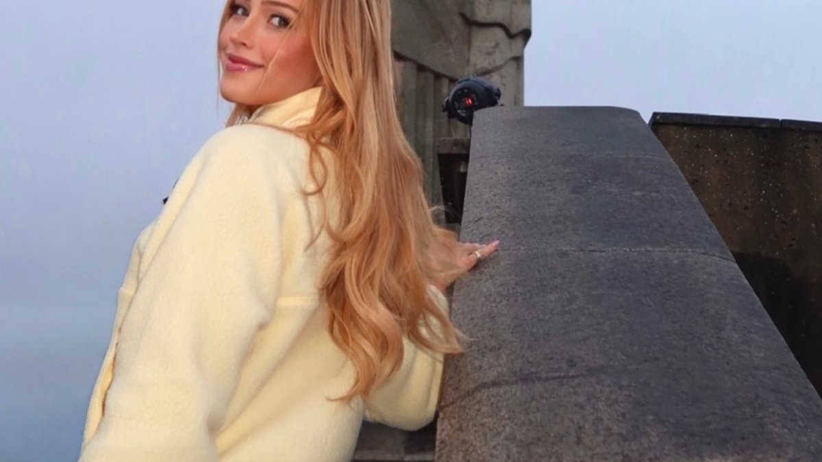 Cowboys Cheerleader's Yoga Pants Photo Ignites Fan Frenzy