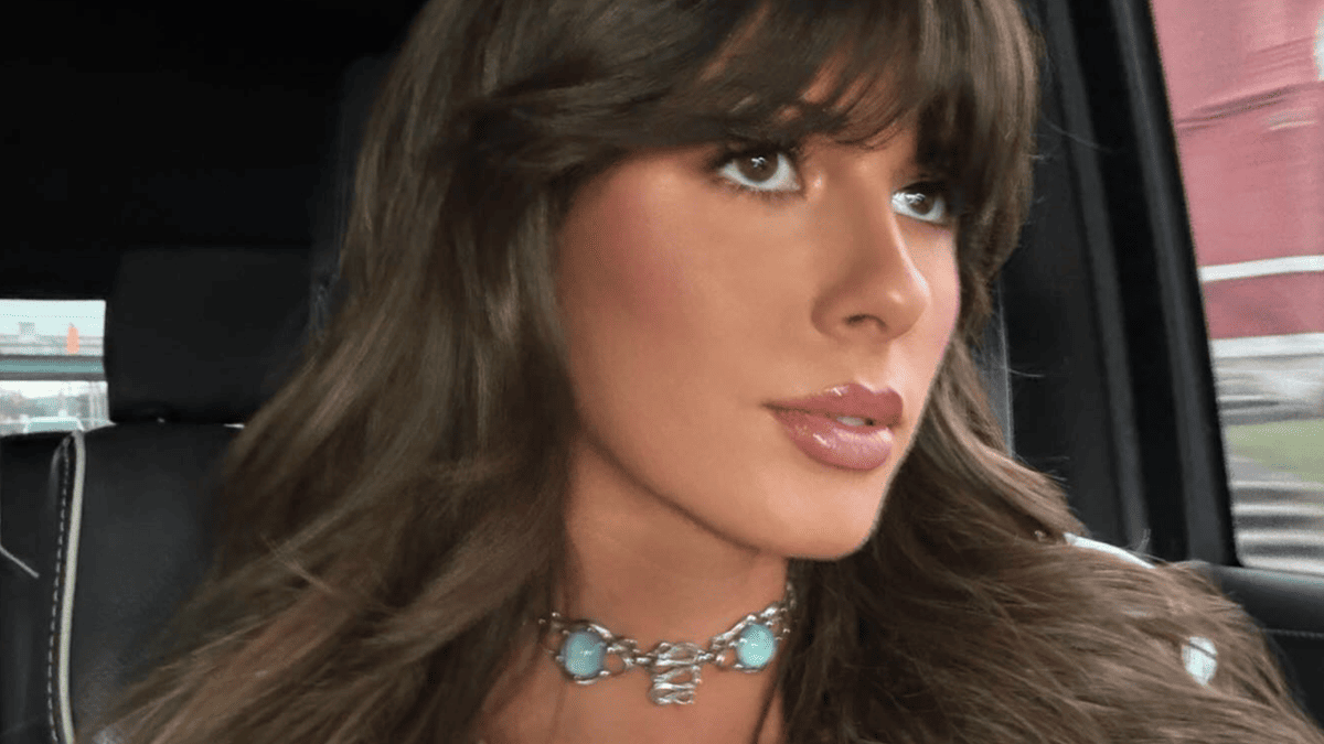 Ella Langley Stuns in Black Outfit at CMA Fest, Steals Show with New Hit