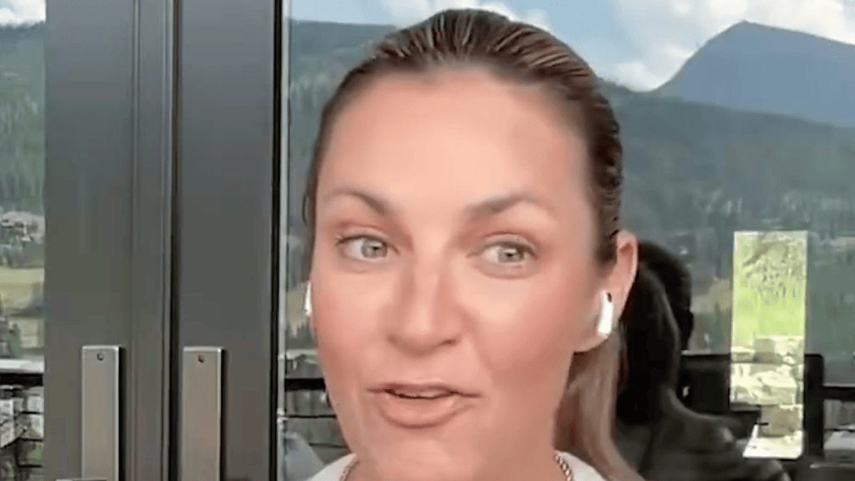 Erin Andrews' Gym Etiquette Warning: Don't Make Her Remove Her Headphones