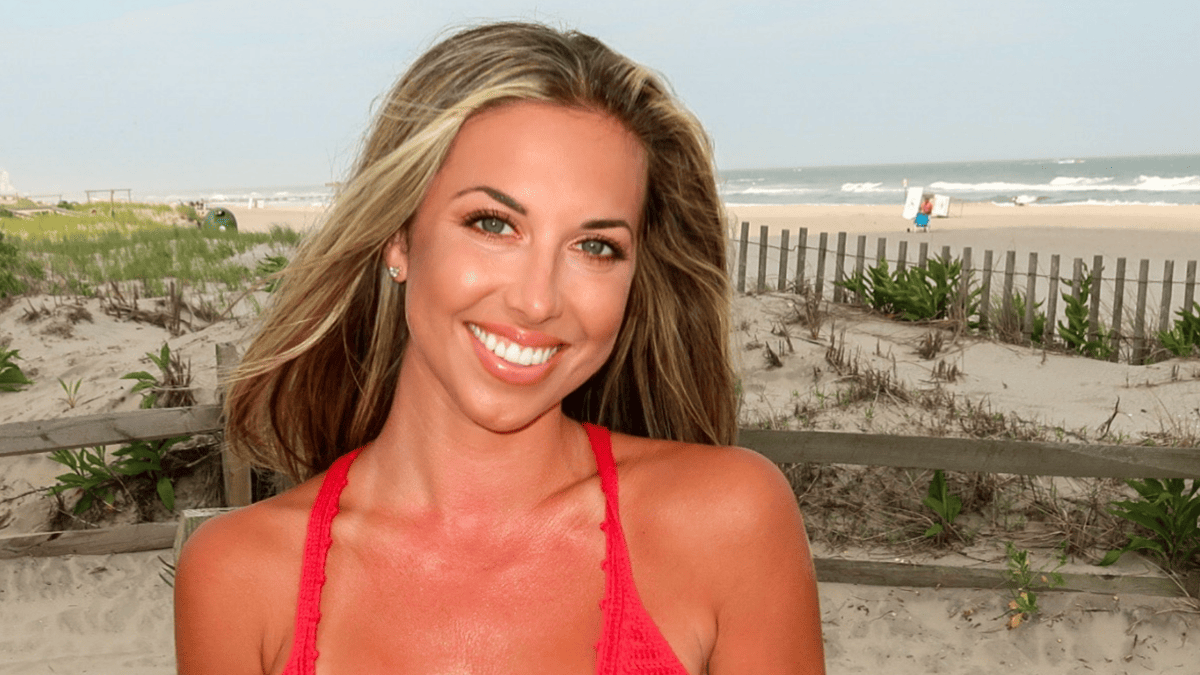 ESPN Betting Expert Erin Dolan Sizzles in Viral Poolside Snap