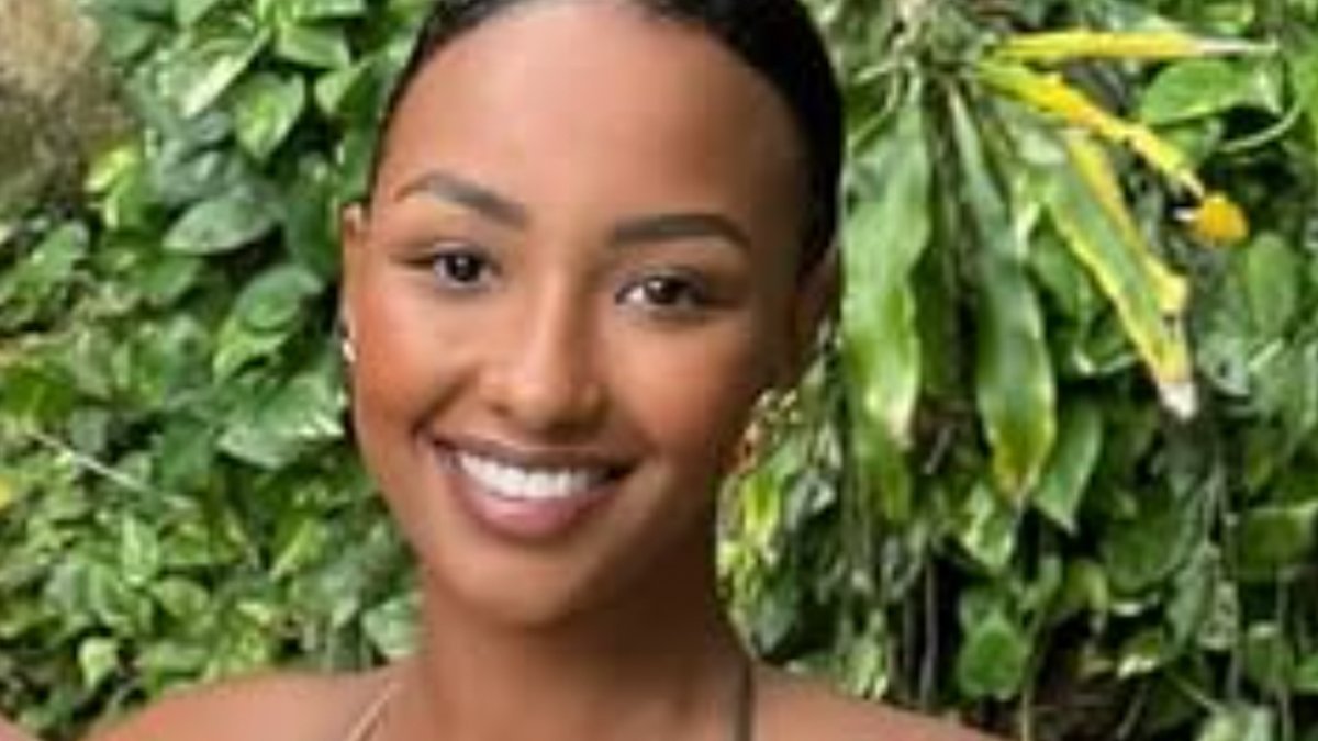 F1 Host Naomi Schiff's Swimsuit Photo Drives Fans Wild