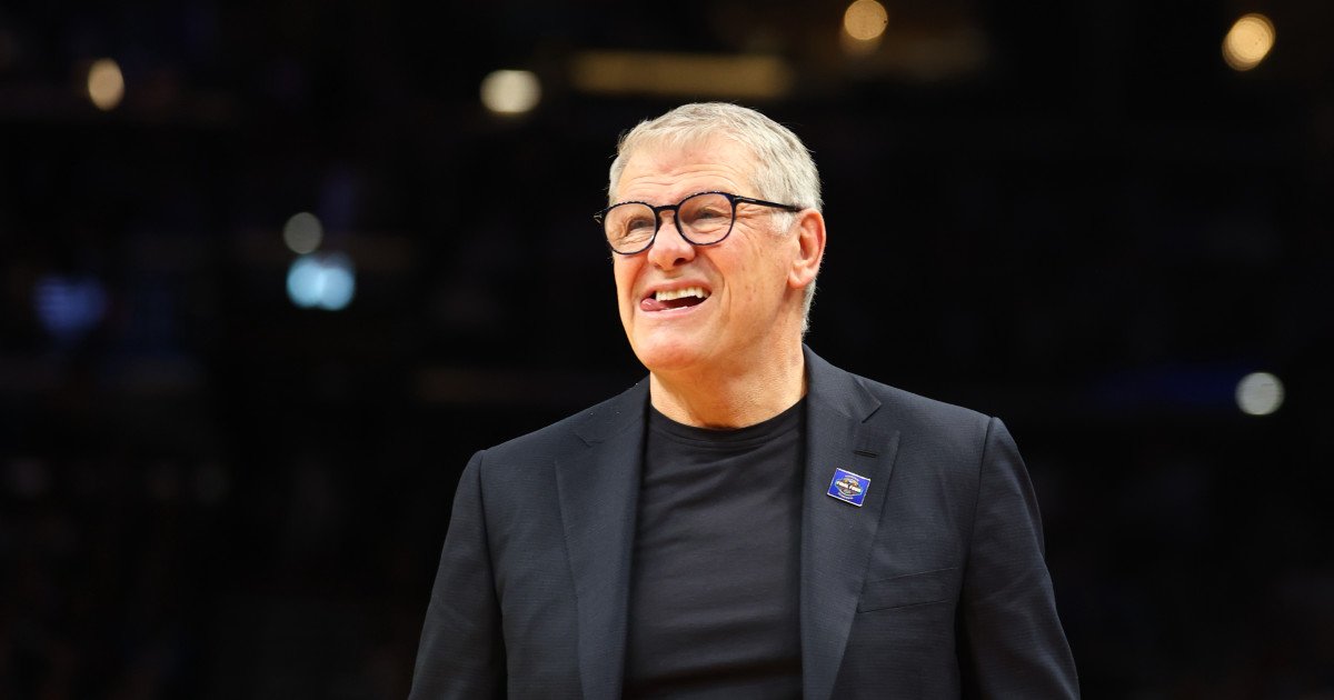 Fans Imagine Geno Auriemma's WWE-Style Entrance to Title Game