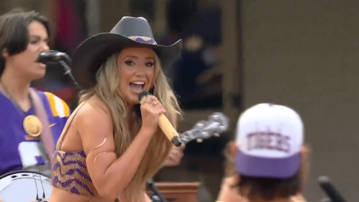 Fans Roast Lainey Wilson's GameDay Opener: 'Cringe' and 'Awful'