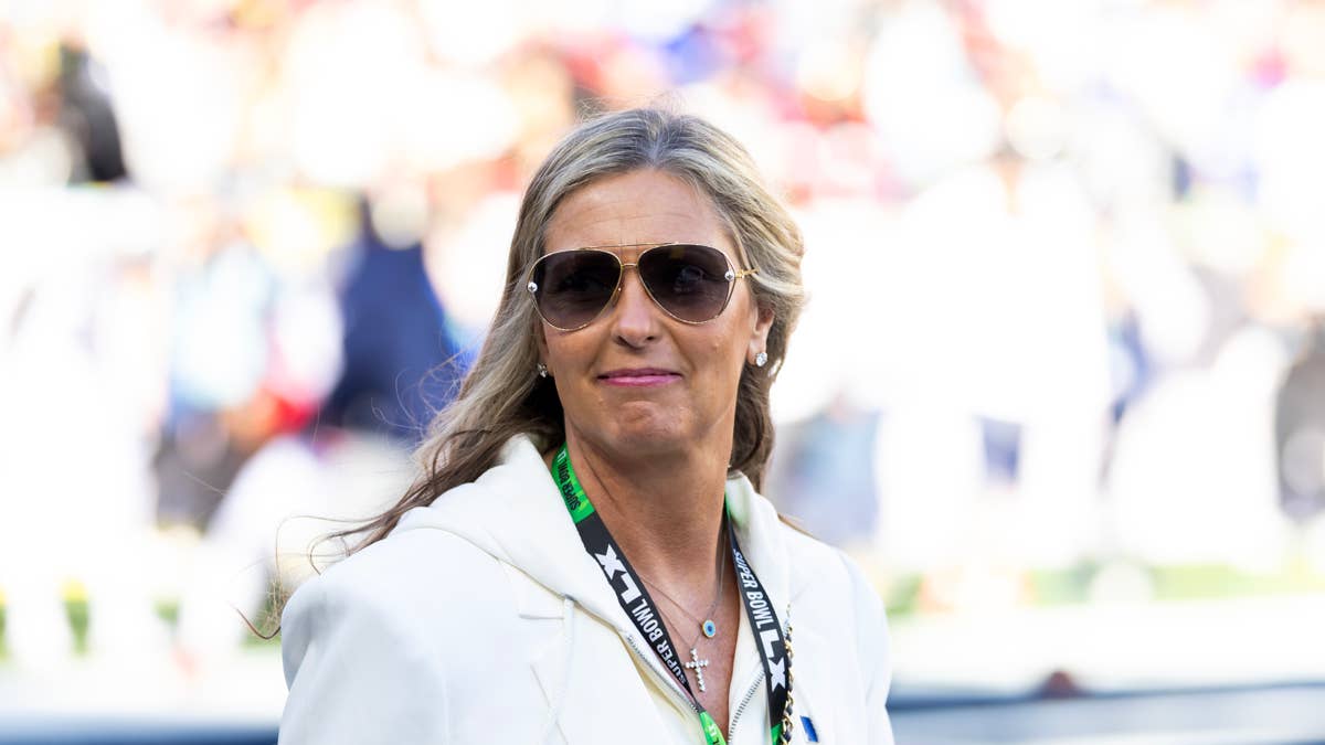 Fans Slam 'Classless' Photos of Mike Vrabel's Wife Jen at Airport