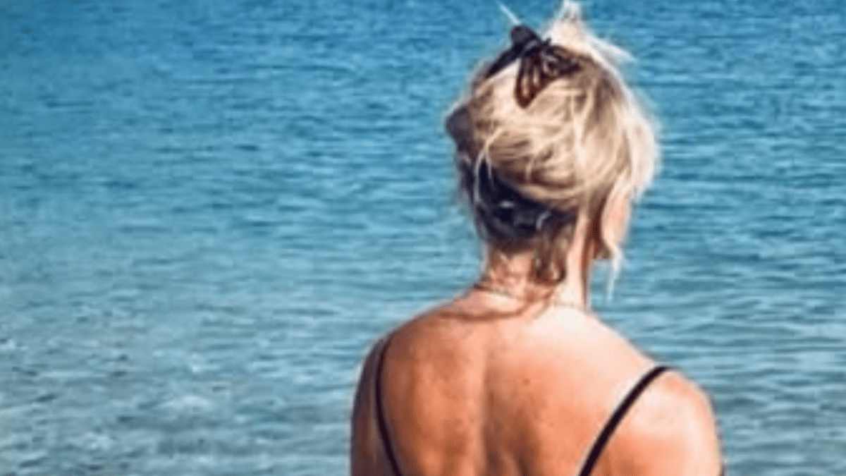 Goldie Hawn, 80, Stuns Fans in Swimsuit Dance Video