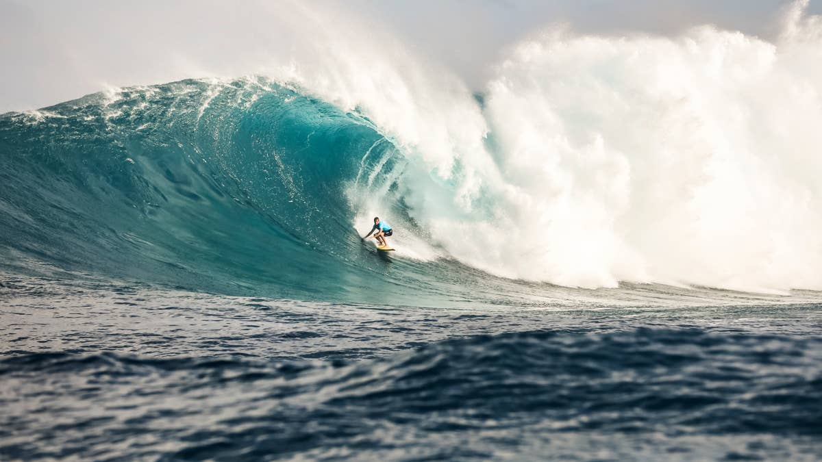 Hawaii on Alert: 16-Foot Waves Expected Sunday as Hurricane Swell Hits