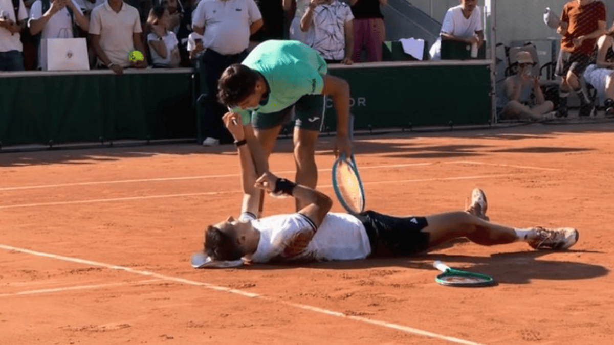 Jakub Mensik Collapses in French Open Heat After Five-Set Thriller