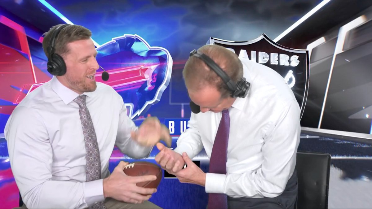 Jim Nantz's Wrist Mishap Steals Show During Bills-Raiders Broadcast