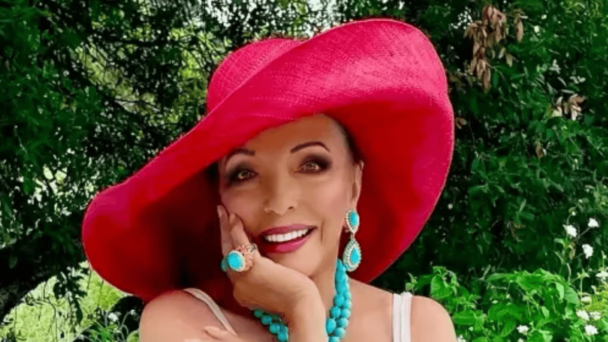 Joan Collins, 93, Stuns Fans with Poolside Swimsuit Photo