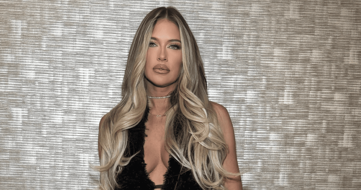 Kelly Kelly's Sizzling Spring Swimsuit Snap Sets WWE Fandom Ablaze