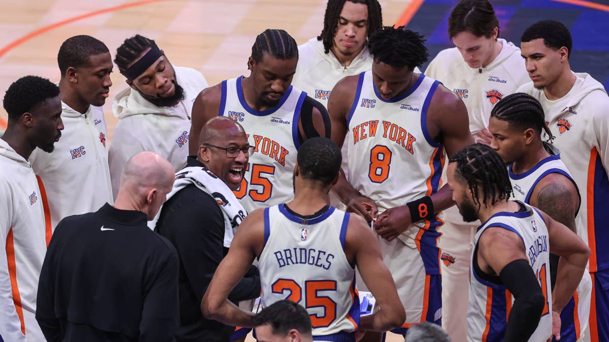 New York Knicks players in white and orange jerseys huddle with coaches. Bridges #25 and #8 are visible.