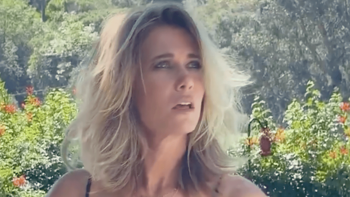 Kristen Wiig's Poolside Snap Sets Social Media Ablaze