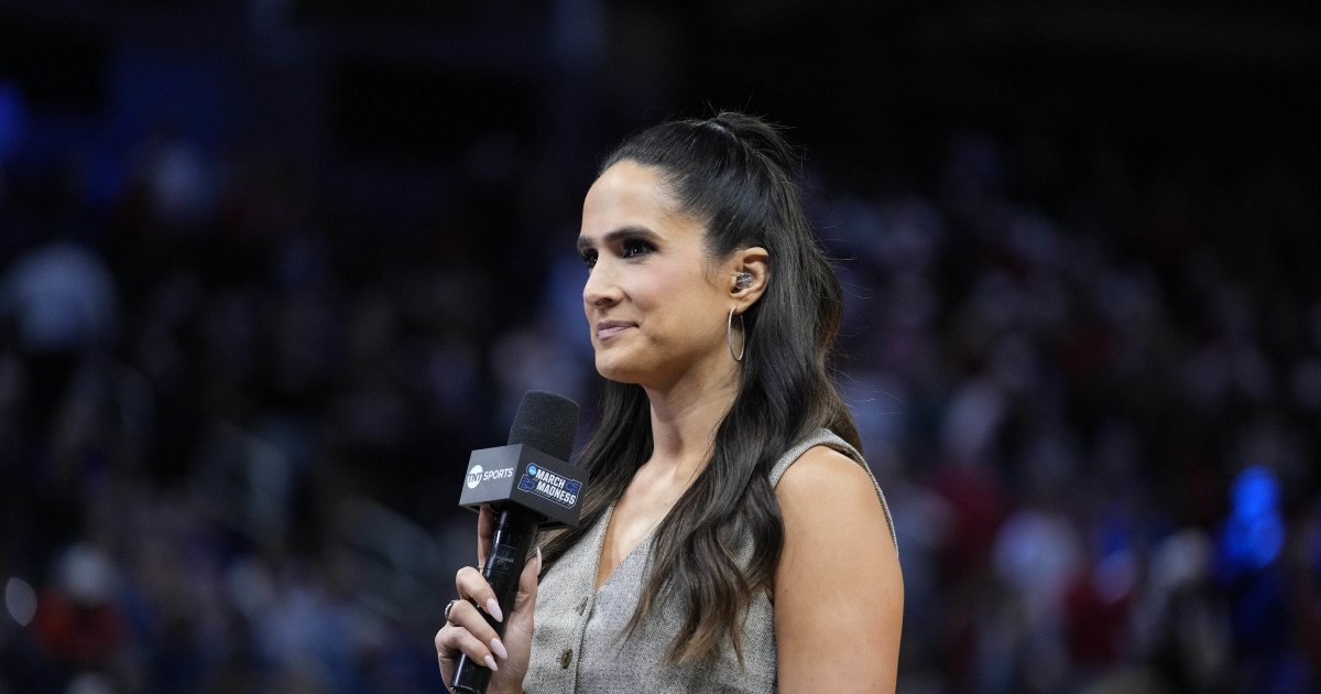 Lauren Shehadi's Swimsuit Snap Steals March Madness Spotlight