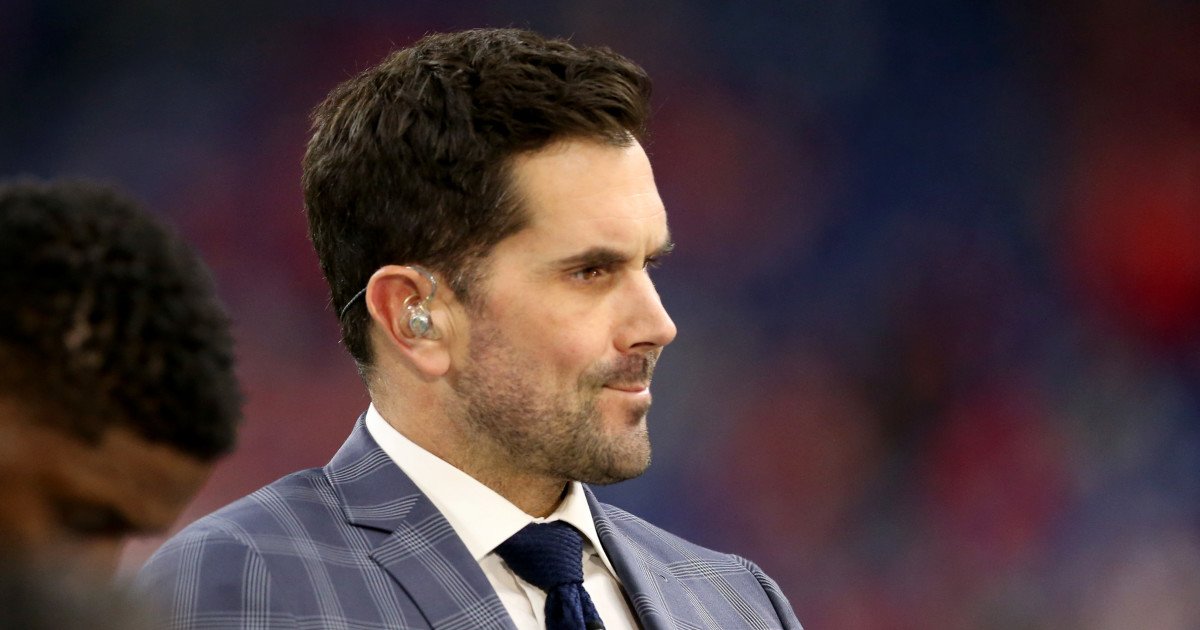 Leinart's Legendary Stand: USC's No. 11 Stays Retired as Fans Cheer