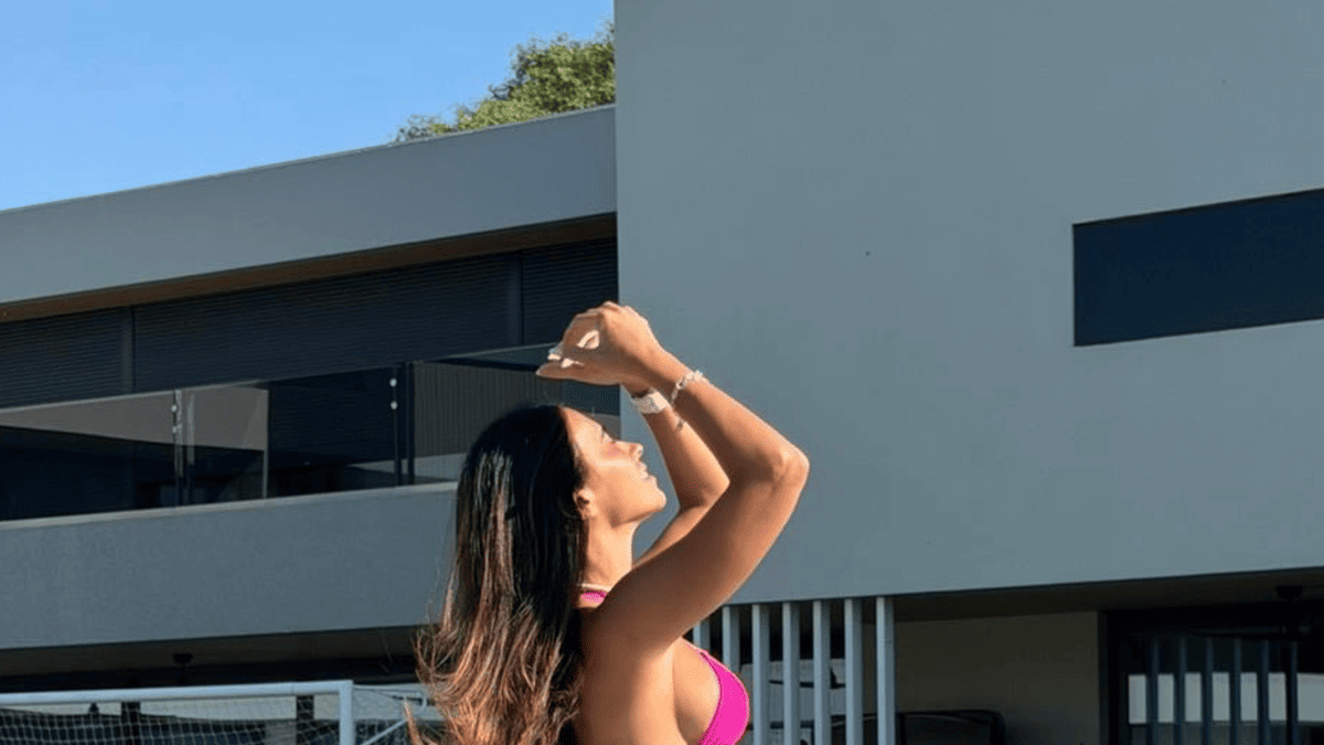 Messi's Wife Antonela Roccuzzo Drops Poolside Photo That Breaks the Internet