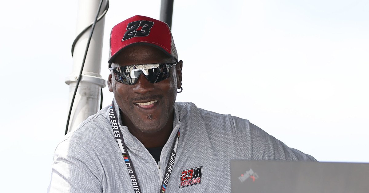 MJ's Financial Dunk: $4.3 Billion Net Worth Leaves LeBron in the Dust