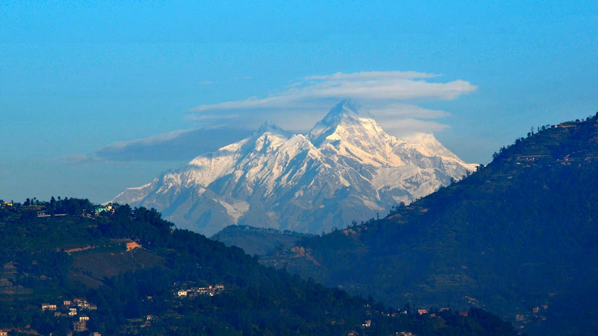 Mount Everest Claims Two Lives in Early May Climbing Season