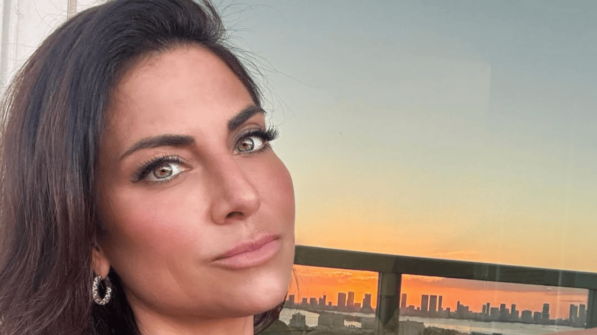 NFL Sideline Reporter Jenny Dell Turns Heads with Fiery Swimsuit Snap