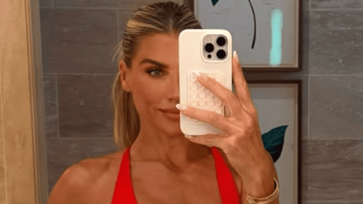 NFL Sideline Reporter Melanie Collins Stuns Fans with Gym Selfie at 40