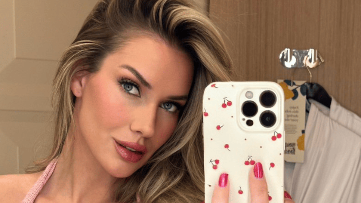 Paige Spiranac Stuns Fans with Steamy Hotel Room Selfie After Break