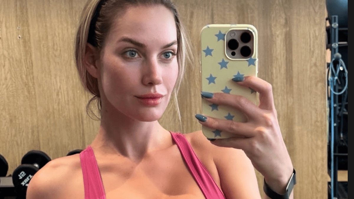 Paige Spiranac Turns Heads in Pink Gym Outfit as Fall Golf Season Looms