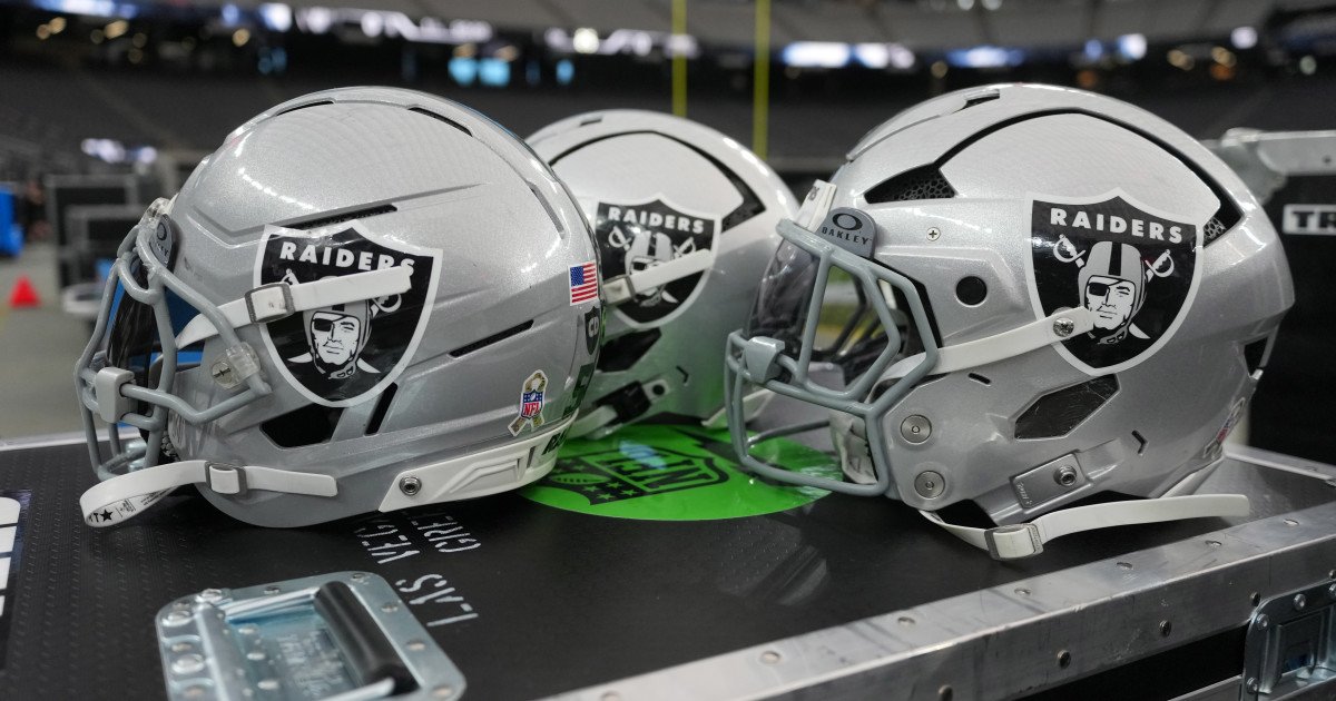 Raiders Nation Mourns Sudden Loss of All-Pro Center Barret Robbins at 52