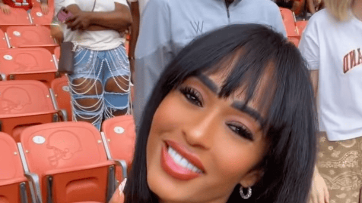Shedeur Sanders' Mom Steals the Show in Cleveland with Bold Game-Day Look