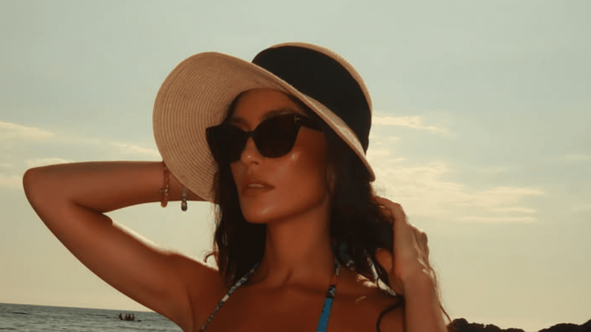 Sideline Reporter Eva Murati Sparks Frenzy with Sizzling Swimsuit Snap at 31