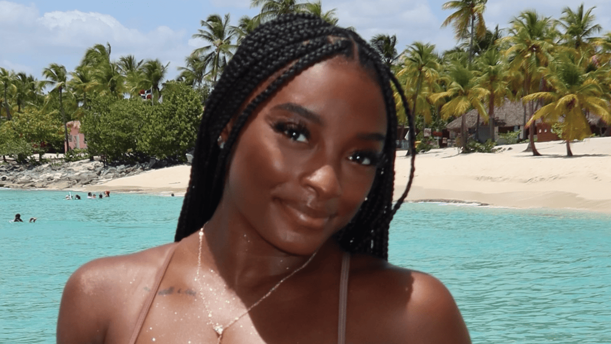 Simone Biles Drops Vacation-Hunting Swimsuit Snap and Fans Lose It