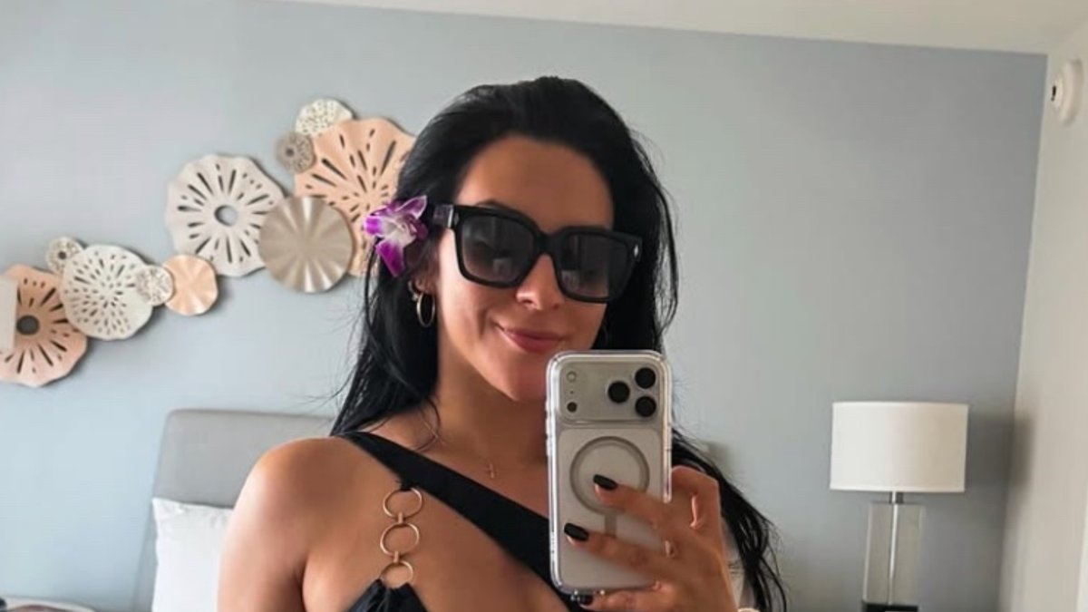 Stephanie Vaquer's Swimsuit Selfie Sparks Fan Frenzy at 33
