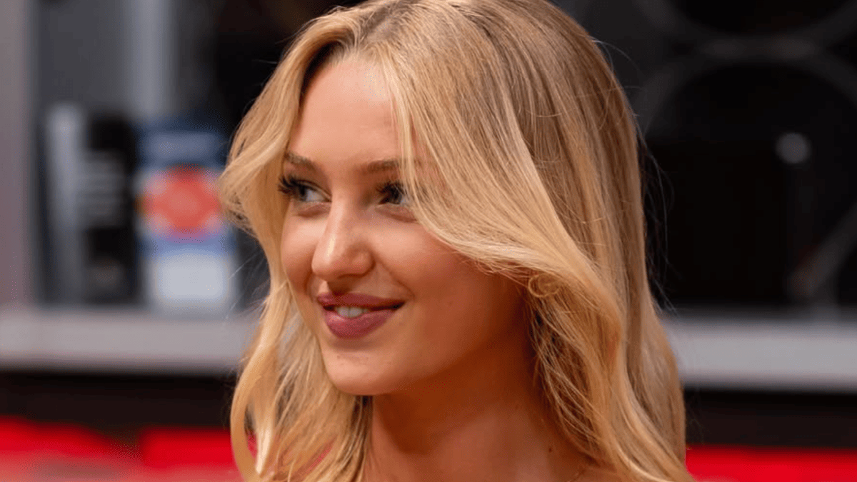 Sydney Thomas Goes All In: Poker Outfit Steals the Show on Celebrity Poker Tour