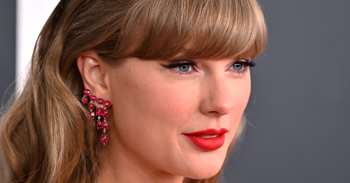 Taylor Swift Stuns Fans with Natural Look While Celebrating Chart-Topping Success