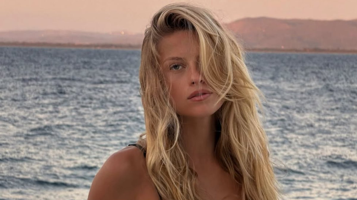 The 'Next Kate Upton' Stuns Fans in Sleek Black Swimsuit Snap