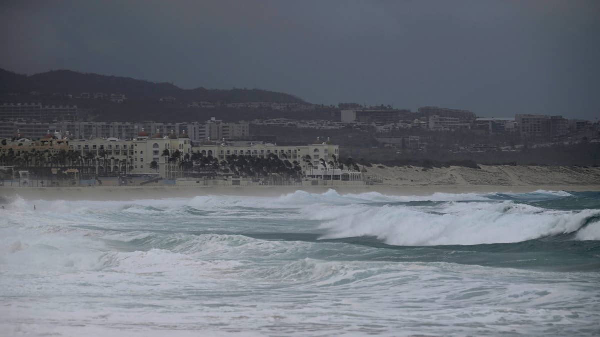 U.S. Issues Hurricane Warning for Hawaii as East Coast Braces for Nor'easter