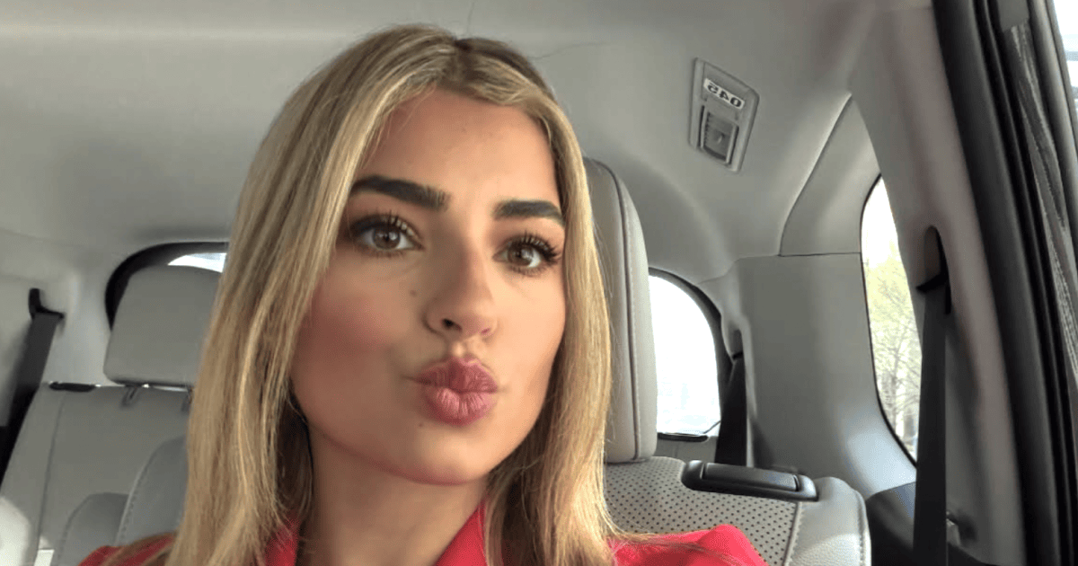 White House Reporter's Beach Photo Goes Viral, Steals Social Media Spotlight