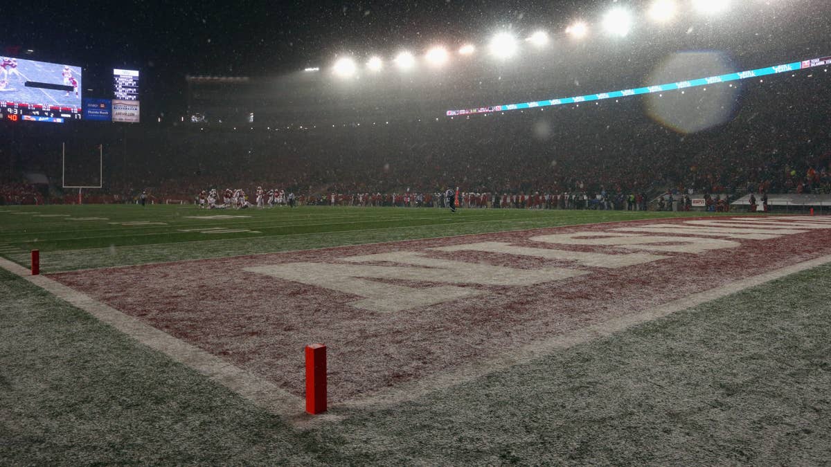 Wisconsin Football Mourns Loss of Beloved 30-Year Coaching Staple Henry Mason