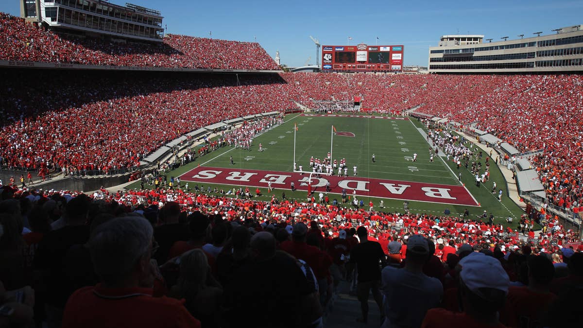 Wisconsin Football World Mourns as Beloved 30-Year Coaching Pillar Henry Mason Dies at 70